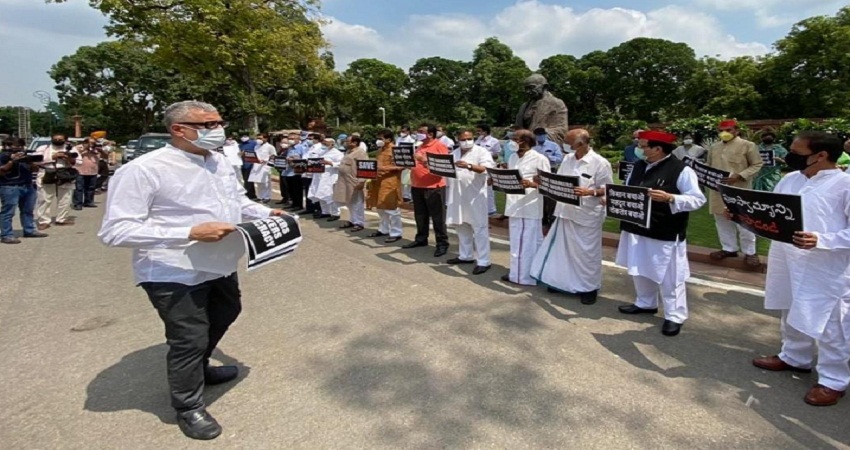 किसान बिल के विरोध में विपक्ष ने संसद परिसर में निकाला मार्च, राष्ट्रपति से भी करेंगे मुलाकात किसान बिल के विरोध में विपक्ष ने संसद परिसर में निकाला मार्च, राष्ट्रपति से भी करेंगे मुलाकात